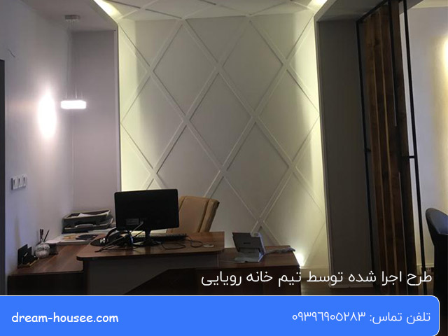 طرح سقف کناف اجرا شده با استفاده از شکل های لوزی و چهار ضلعی به رنگ سفید در دفتر کار از زاویه ای دیگر